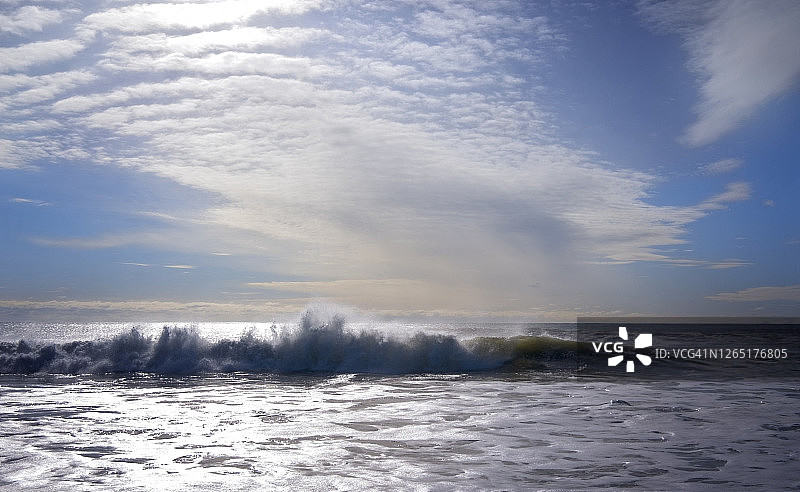 长岛琼斯海滩美丽的蓝色海浪和戏剧性的天空图片素材