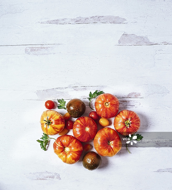 白色木质背景上的祖传番茄图片素材