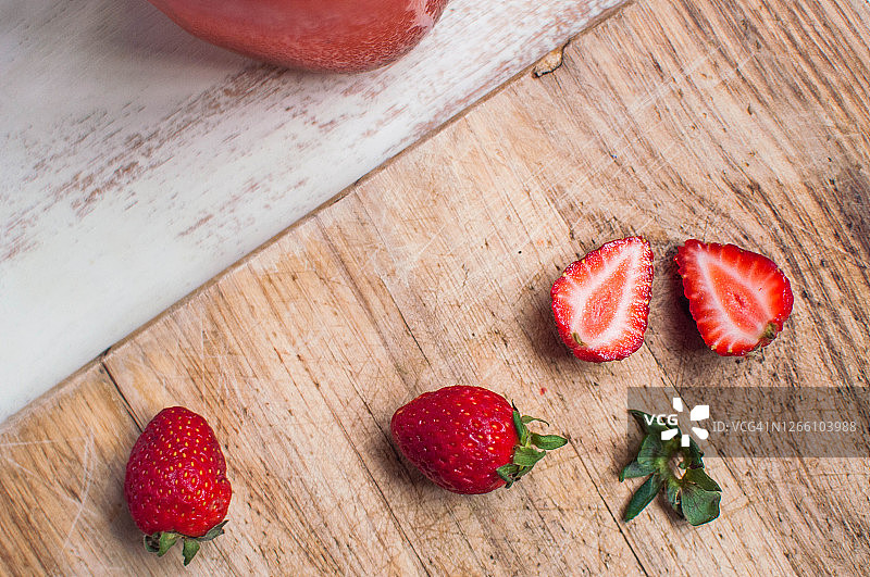 高角度特写新鲜成熟的草莓切板图片素材