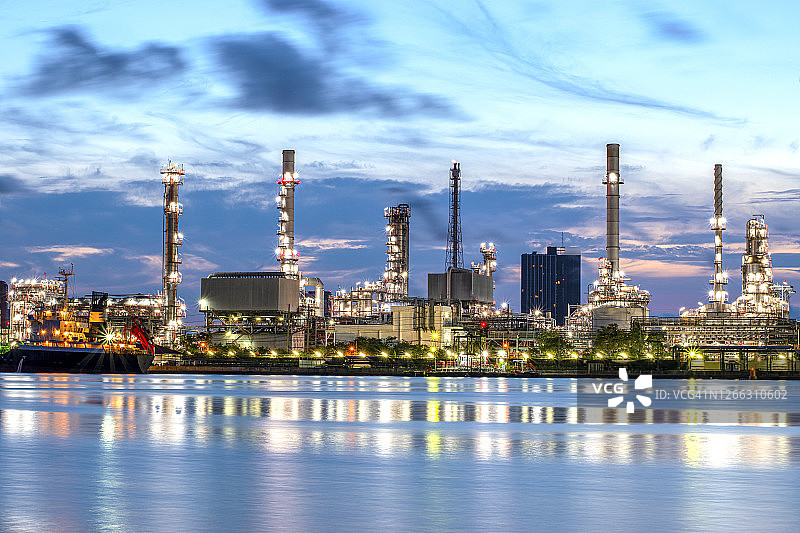 该公司的炼油厂是一个复杂的炼油厂，最大产能为12万桶/天。它可以生产大部分的汽油和柴油。图片素材
