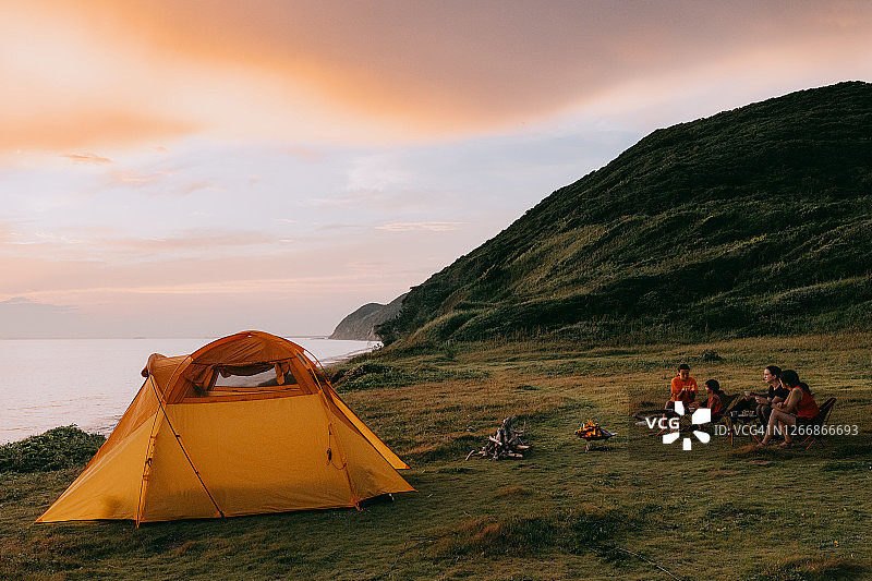 日落时分，一家人在海边露营图片素材