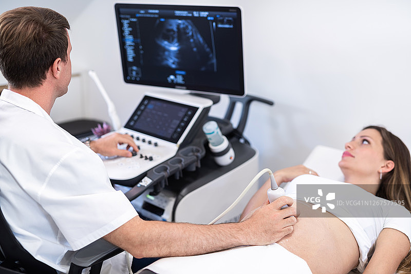 年轻孕妇接受超声波检查。图片素材
