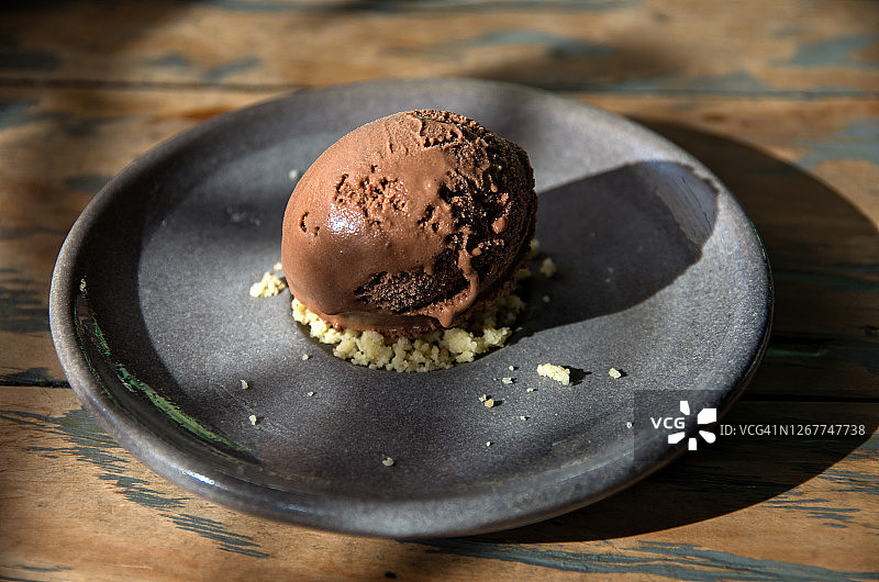 灰色盘子上的碎巧克力冰淇淋图片素材