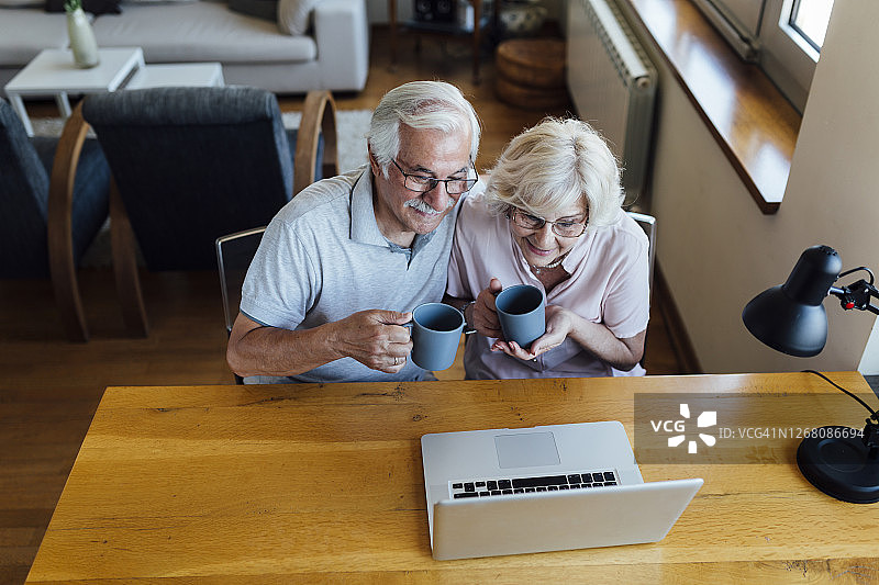 高角度的一个快乐的老夫妇有一个视频电话上的笔记本电脑图片素材