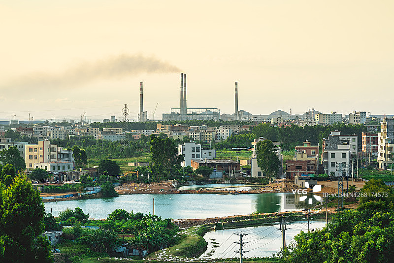 中国广东省湛江市，村外的一家钢铁厂。图片素材