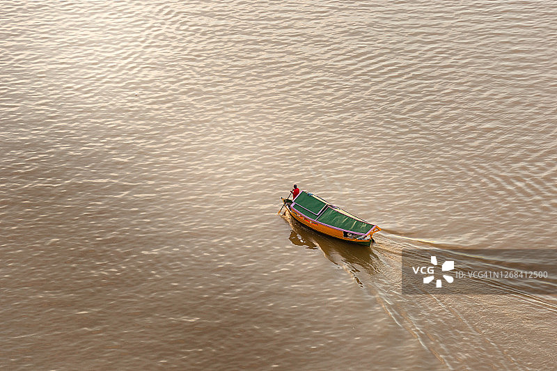 在婆罗洲沿河划船图片素材