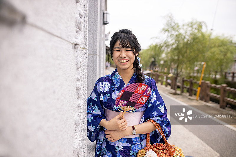 少女的肖像在浴田访问老日本村庄在夏天图片素材