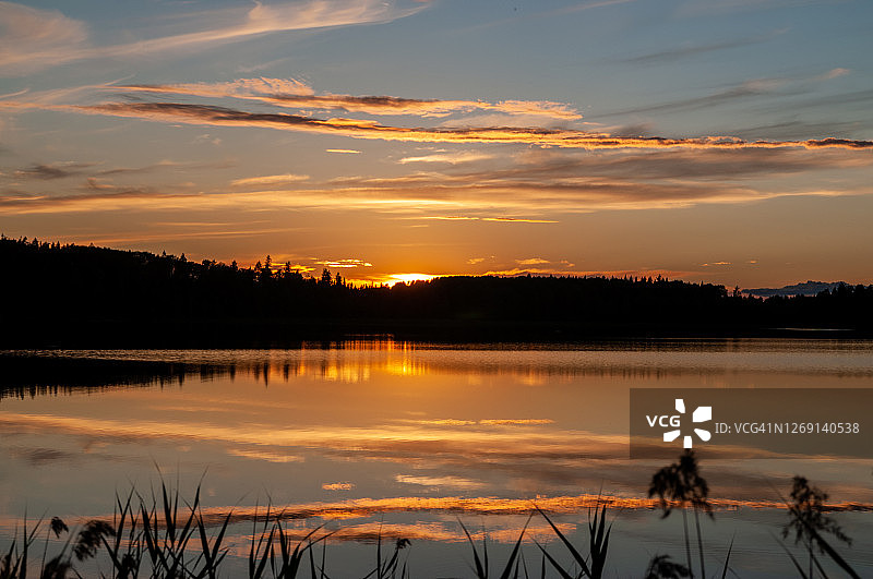 森林湖上的日落图片素材