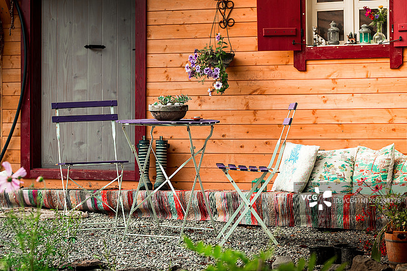 花园中舒适的小木屋旁的桌椅图片素材