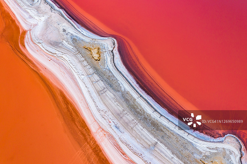 这片咸咸的粉红色湖泊的鸟瞰图。Genichesk,乌克兰图片素材