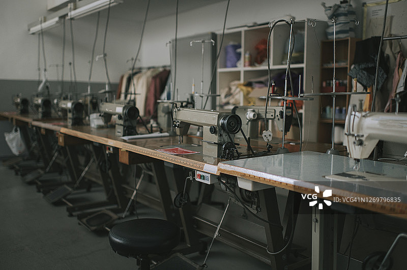 服装设计学院教室车间用缝纫机图片素材