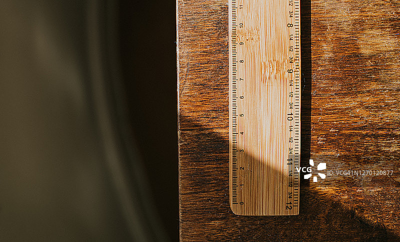 木桌上的木尺图片素材