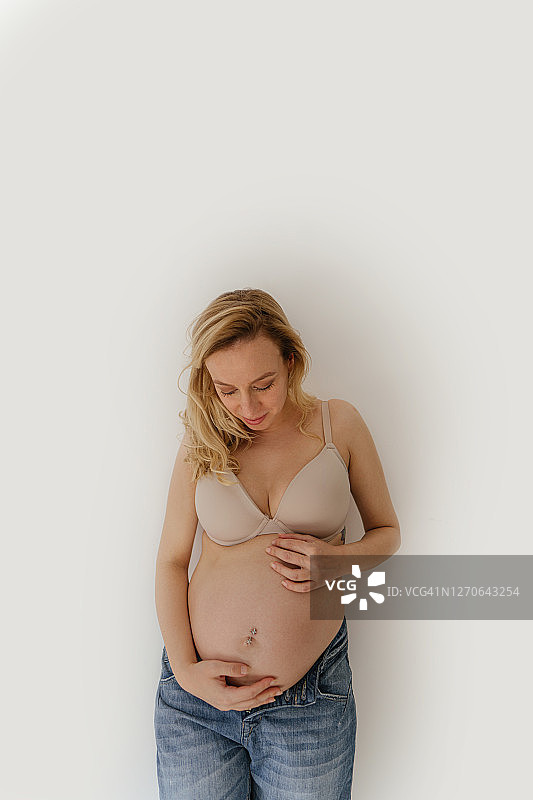 一个即将怀孕的女人的肖像图片素材