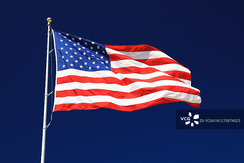 晴朗的天空中飘扬着美国国旗图片素材