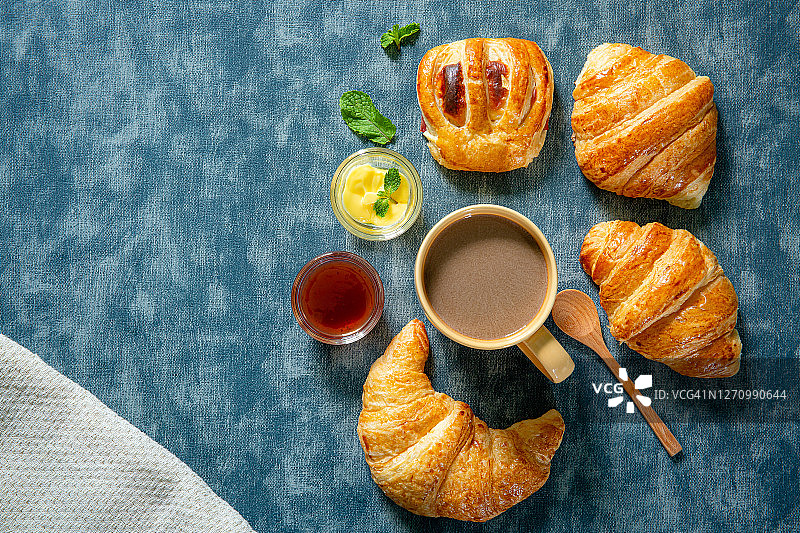 早餐，咖啡和羊角面包图片素材