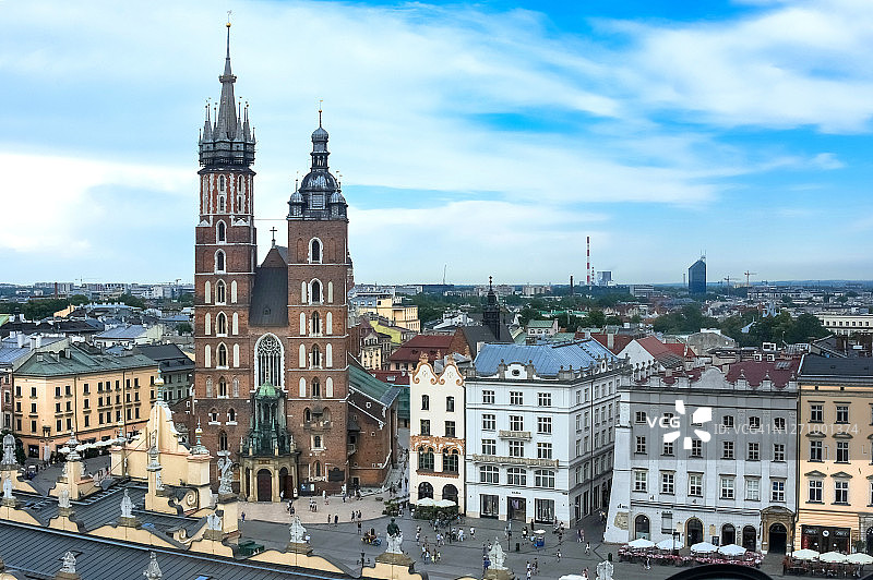 位于波兰克拉科夫的莱内克广场，砖砌哥特式建筑风格的圣玛丽教堂和大教堂图片素材