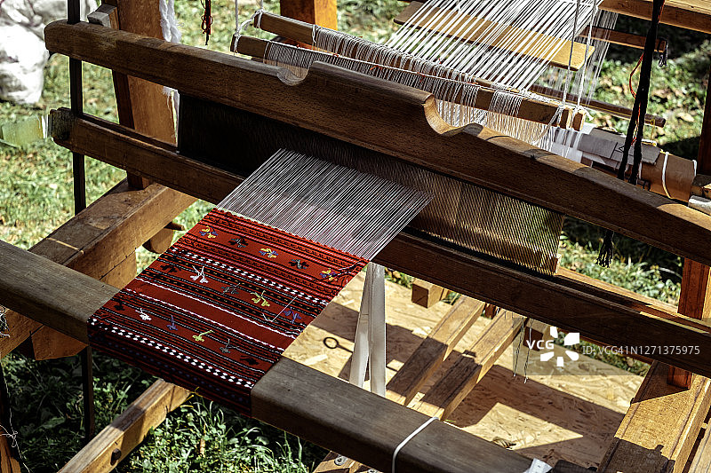 罗马尼亚织布机，上面有自制的线图片素材