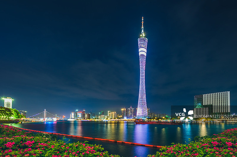珠江对岸的广州电视塔夜景。广州,中国。图片素材
