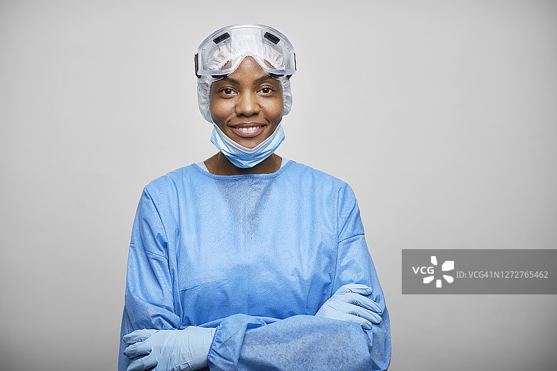 非裔美国人微笑的医生在白色的背景工作服图片素材