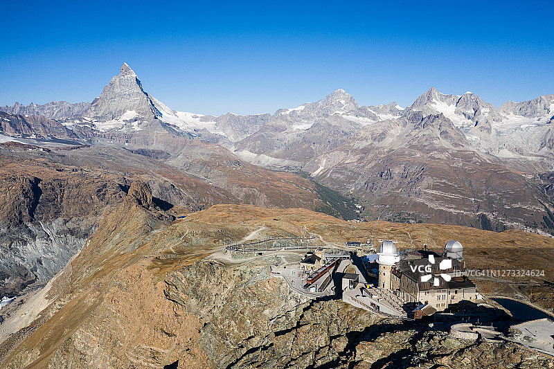海拔3000米的戈内格拉特火车站鸟瞰图，位于瑞士策马特附近的马特洪峰图片素材