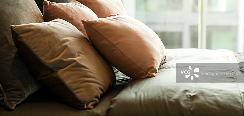 近白米色软枕头床和毛毯卧室室内设计概念。床上女佣的豪华理念概念图片素材