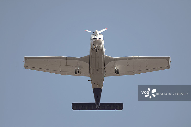 超轻型飞机飞过图片素材
