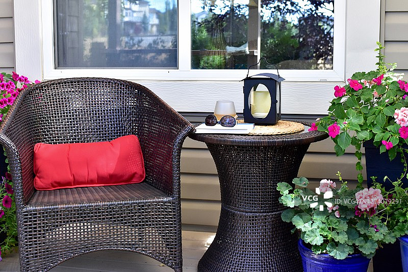 后院甲板舒适的座位，放松和阅读一杯清爽的葡萄酒在温暖的夏天图片素材