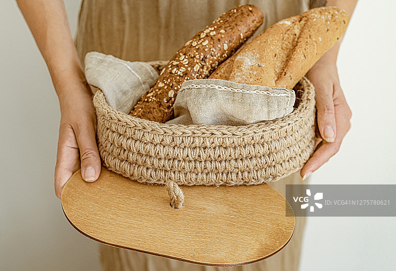 手工制作的天然黄麻编织篮子用于厨房，家居装饰，斯堪的纳维亚风格，米色色调，可持续的装饰，面包储存，可持续的生活方式图片素材