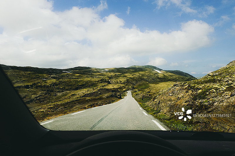 在阳光明媚的日子里，从汽车上俯瞰挪威的山路图片素材