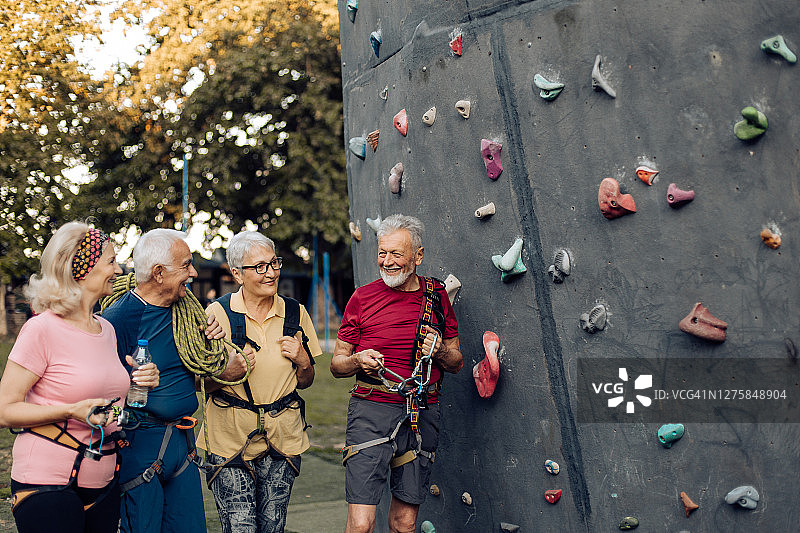 一群快乐的老年人聚集在一起尝试运动攀岩图片素材