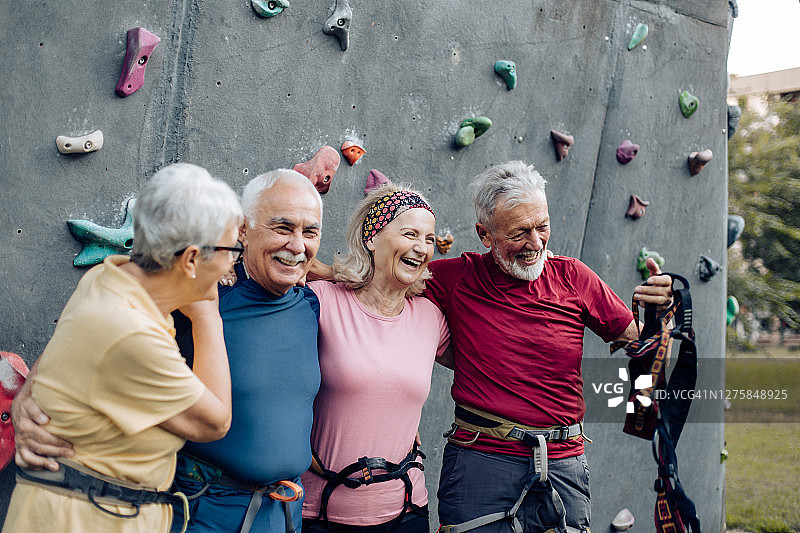 一组老年人的肖像在他们的运动攀登冒险图片素材