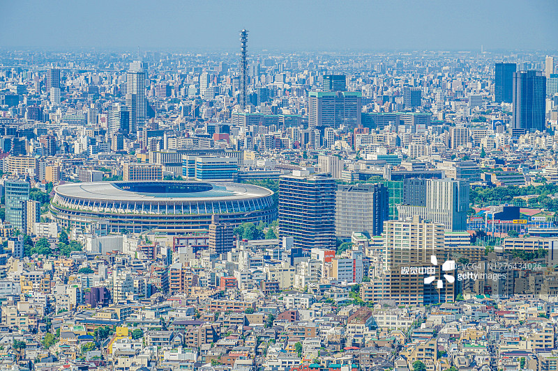 新的国家体育场和东京的天际线图片素材