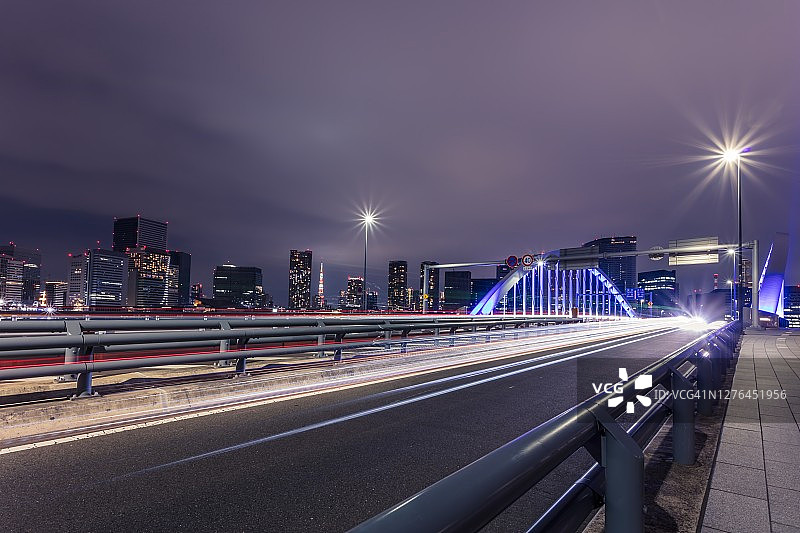 日本筑地地区，东京交通灯在夜晚的轨迹。图片素材