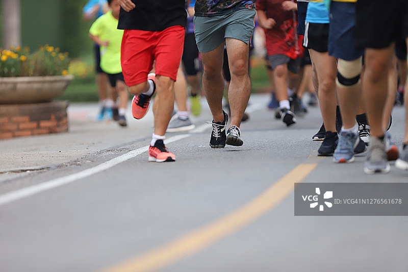 一群人跑马拉松赛跑图片素材