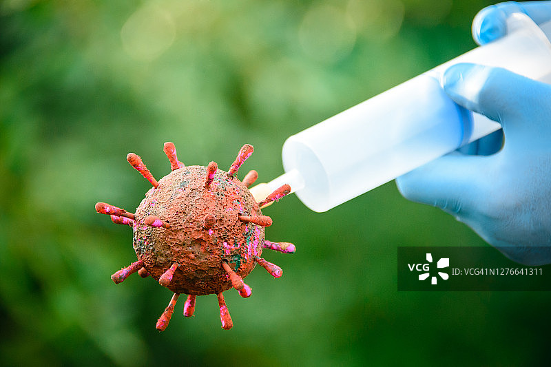 流感病毒疫苗和冠状病毒的医疗对抗疾病作为医生对抗一组传染性细胞病原体。对抗这种病毒的疫苗的发明图片素材