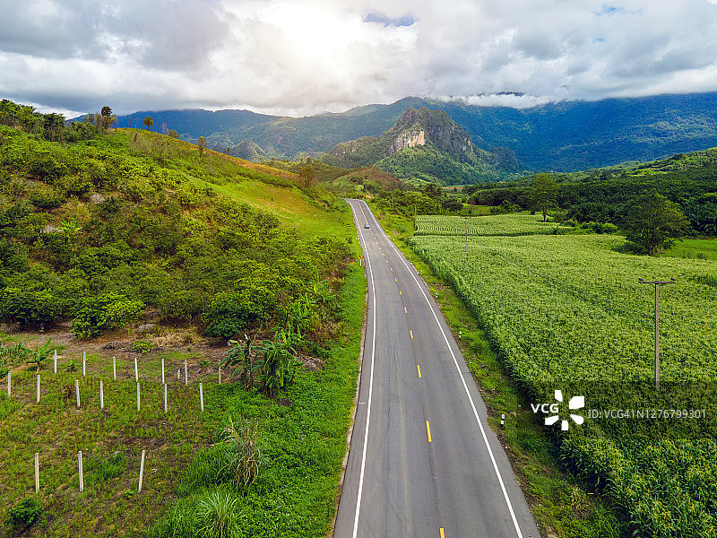 鸟瞰图美丽的天空公路与绿色的丛林在泰国南省山顶。图片素材