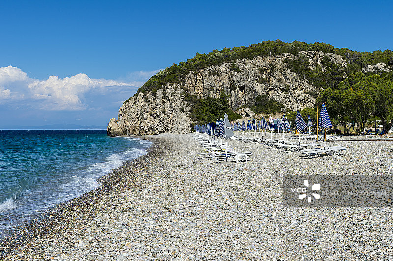 希腊，北爱琴海，Tsambou海滩上的夏日沙滩伞和空躺椅图片素材