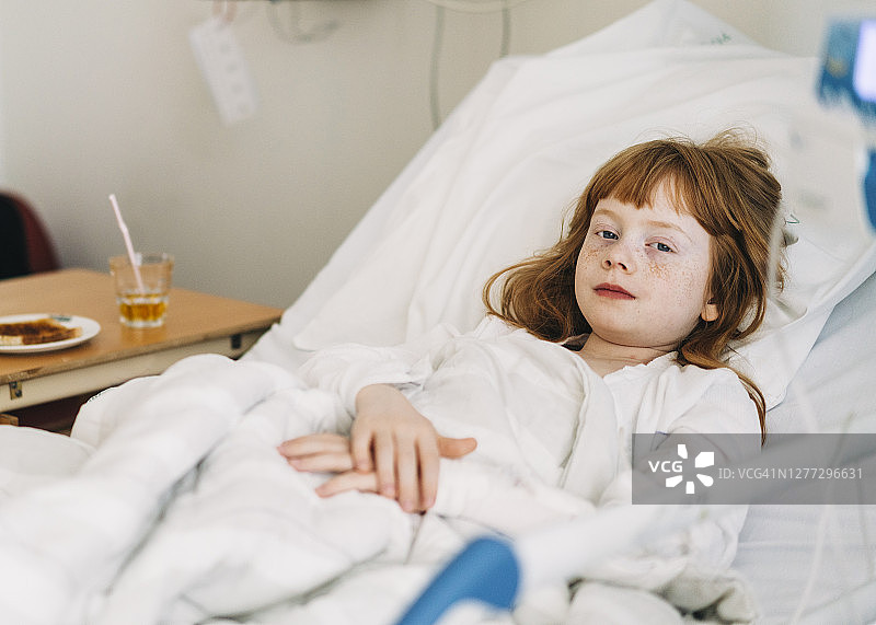 一个患阑尾炎的女孩躺在医院的病床上图片素材