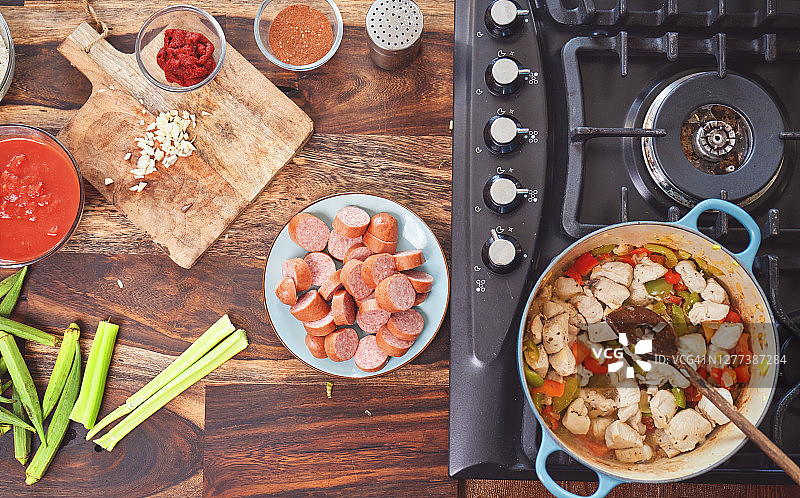 在铸铁锅中准备法式鸡、虾和香肠什锦饭图片素材