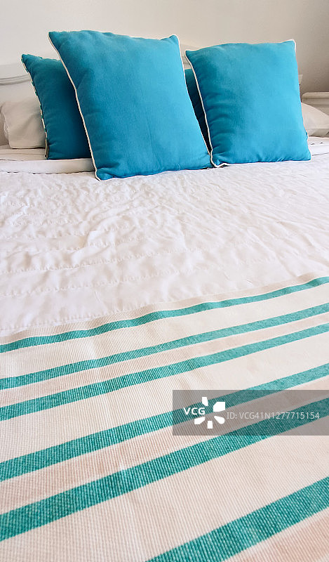 希腊圣托里尼岛，酒店房间的干净床，蓝白相间图片素材