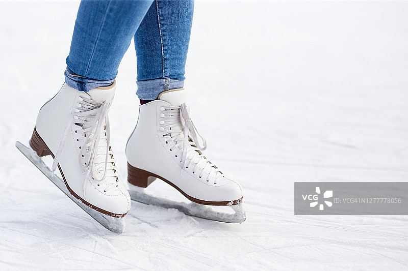在皮冰鞋和复制空间在溜冰场的白色冰关闭腿图片素材