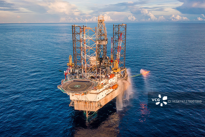 石油和天然气勘探钻机在泰国湾中部，马来西亚近海图片素材