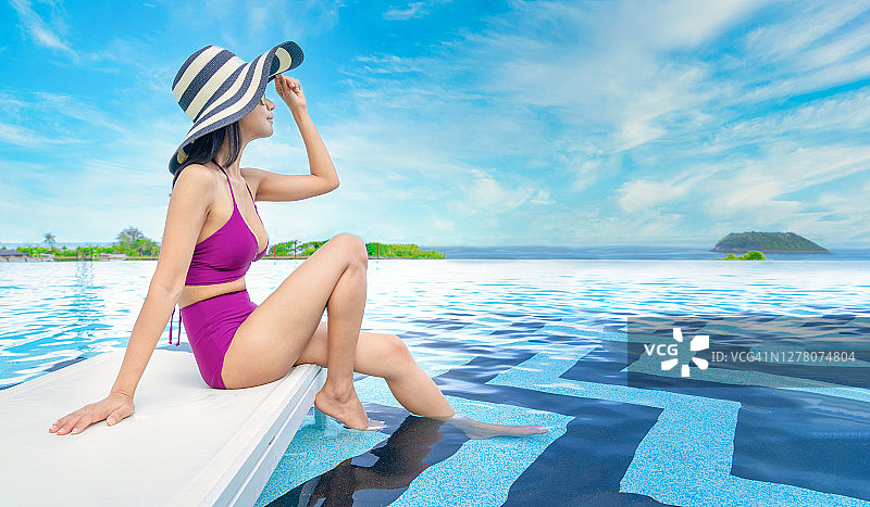夏季时尚的女性。长长的腿。穿着比基尼的健康皮肤。太阳的帽子。太阳眼镜，游泳，旅游，度假。美。健康。生活方式图片素材