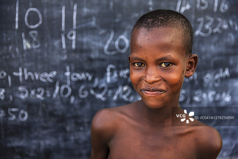 一个非洲男孩在上数学课，东非图片素材