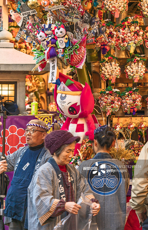 2020年东京夏季奥运会吉祥物的服装和毛绒玩具。图片素材
