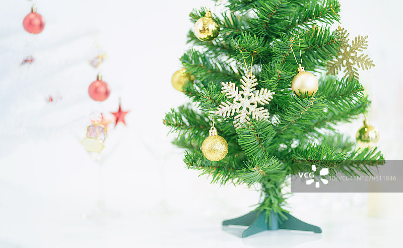 装饰圣诞树在模糊的背景。圣诞背景有圣诞树和彩灯图片素材