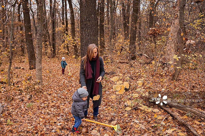 妈妈和孩子们探索秋天的森林图片素材
