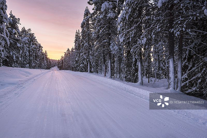 在欧洲芬兰的拉普兰，在恶劣、滑、冰雪覆盖的寒冷天气中，危险、结冰的道路行驶图片素材