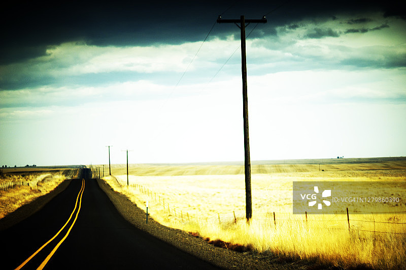 空旷的两车道高速公路在美国农村图片素材