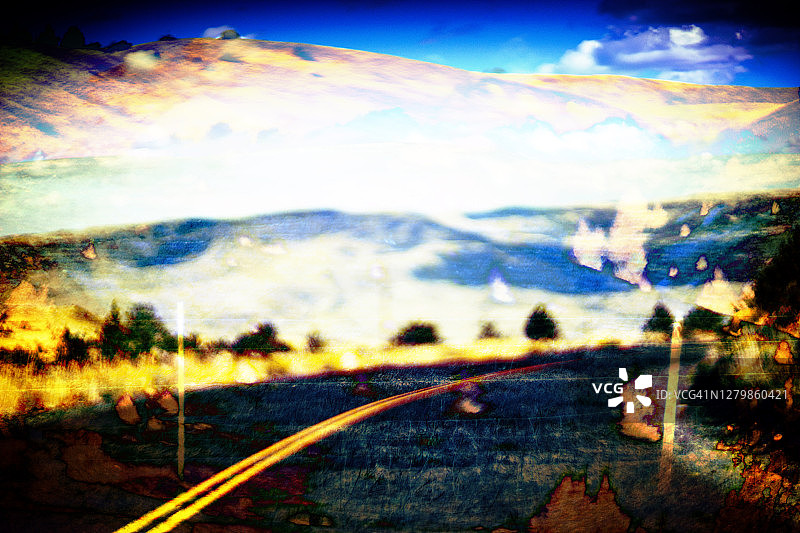偏远的两车道公路穿越沙漠景观/图像复合图片素材